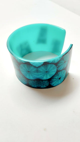 Brazalete Twiggy turquesa con dibujos