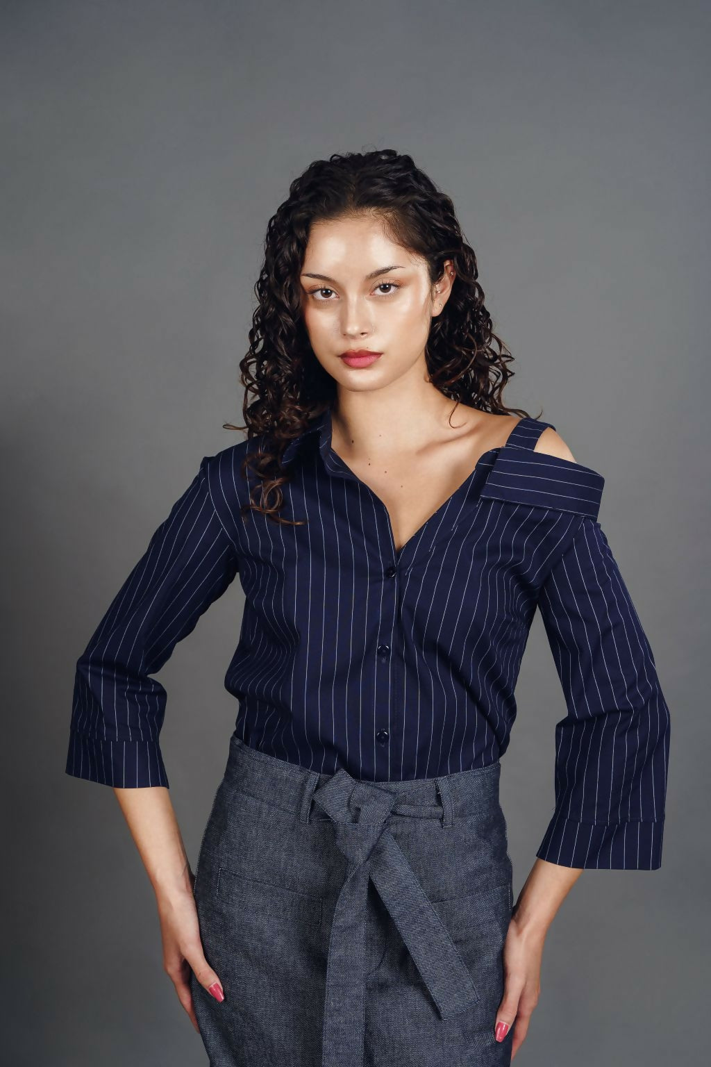 CAMISA PINSTRIPE ASIMÉTRICA