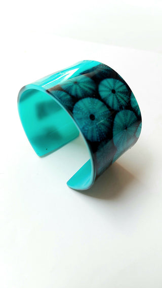 Brazalete Twiggy turquesa con dibujos